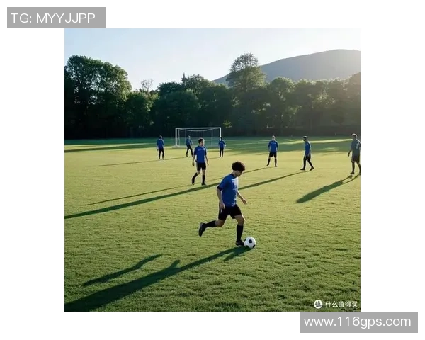 足球垂钓客的奇妙旅程在绿茵场上钓鱼与踢球的完美结合